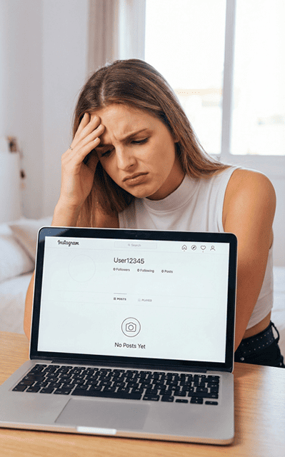 Mulher frustrada no computador